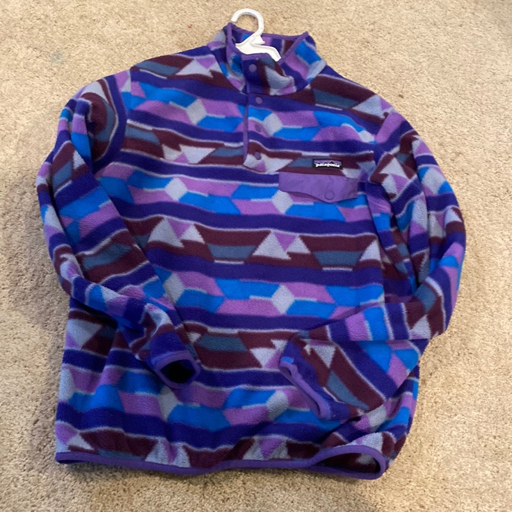 Patagonia pull over. No flaws or pulls. Like new with all buttons. Make an offer